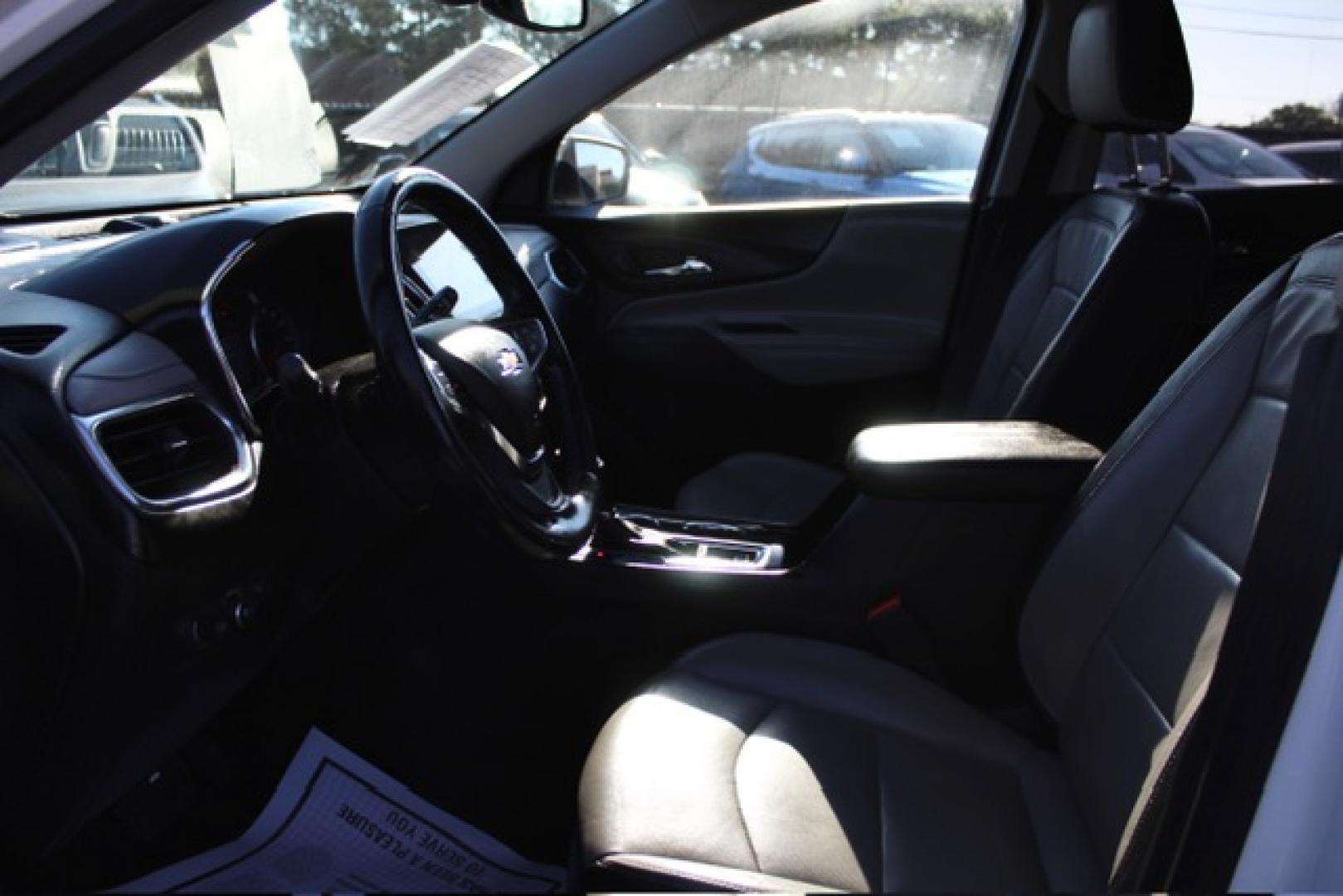 2019 Chevrolet Equinox Premier 1.5 2WD (2GNAXNEV2K6) with an 1.5L L4 DIR DOHC 16V TURBO engine, 6A transmission, located at 4110 Avenue Q, Lubbock, 79412, 33.556553, -101.855820- Photo#4