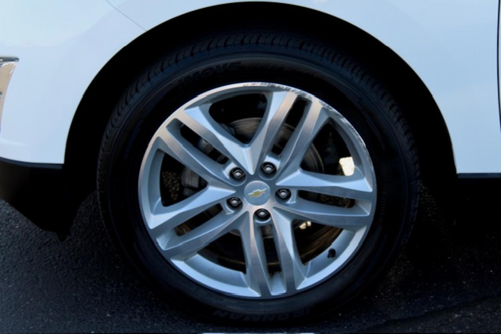 2019 Chevrolet Equinox Premier 1.5 2WD (2GNAXNEV2K6) with an 1.5L L4 DIR DOHC 16V TURBO engine, 6A transmission, located at 4110 Avenue Q, Lubbock, 79412, 33.556553, -101.855820- Photo#8