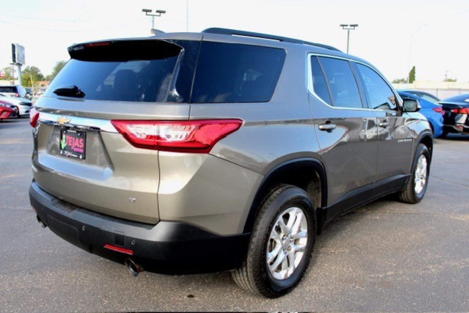 2020 Chevrolet Traverse LT Cloth FWD (1GNERGKW3LJ) with an 3.6L V6 DOHC 24V engine, 9A transmission, located at 4110 Avenue Q, Lubbock, 79412, 33.556553, -101.855820- Photo#3