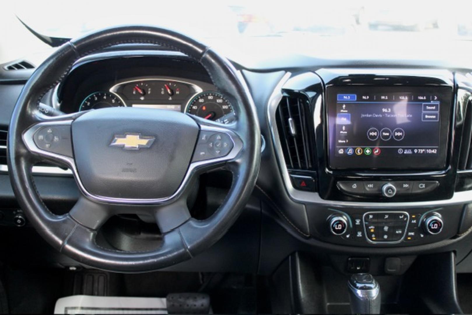 2020 Chevrolet Traverse LT Cloth FWD (1GNERGKW3LJ) with an 3.6L V6 DOHC 24V engine, 9A transmission, located at 4110 Avenue Q, Lubbock, 79412, 33.556553, -101.855820- Photo#5