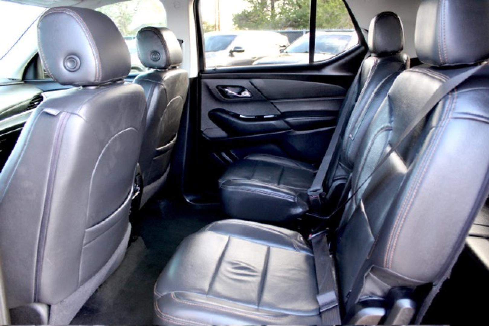 2020 Chevrolet Traverse LT Cloth FWD (1GNERGKW3LJ) with an 3.6L V6 DOHC 24V engine, 9A transmission, located at 4110 Avenue Q, Lubbock, 79412, 33.556553, -101.855820- Photo#6