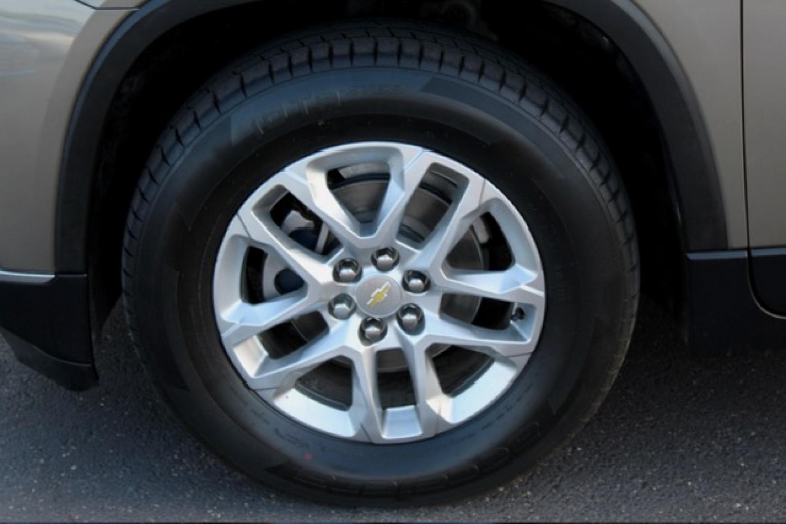 2020 Chevrolet Traverse LT Cloth FWD (1GNERGKW3LJ) with an 3.6L V6 DOHC 24V engine, 9A transmission, located at 4110 Avenue Q, Lubbock, 79412, 33.556553, -101.855820- Photo#7