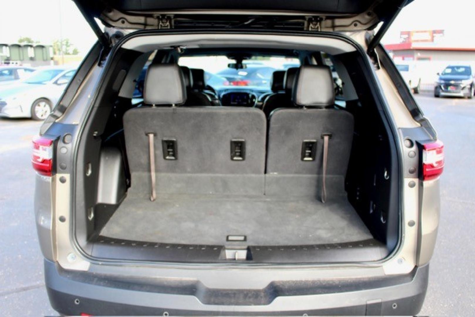 2020 Chevrolet Traverse LT Cloth FWD (1GNERGKW3LJ) with an 3.6L V6 DOHC 24V engine, 9A transmission, located at 4110 Avenue Q, Lubbock, 79412, 33.556553, -101.855820- Photo#8