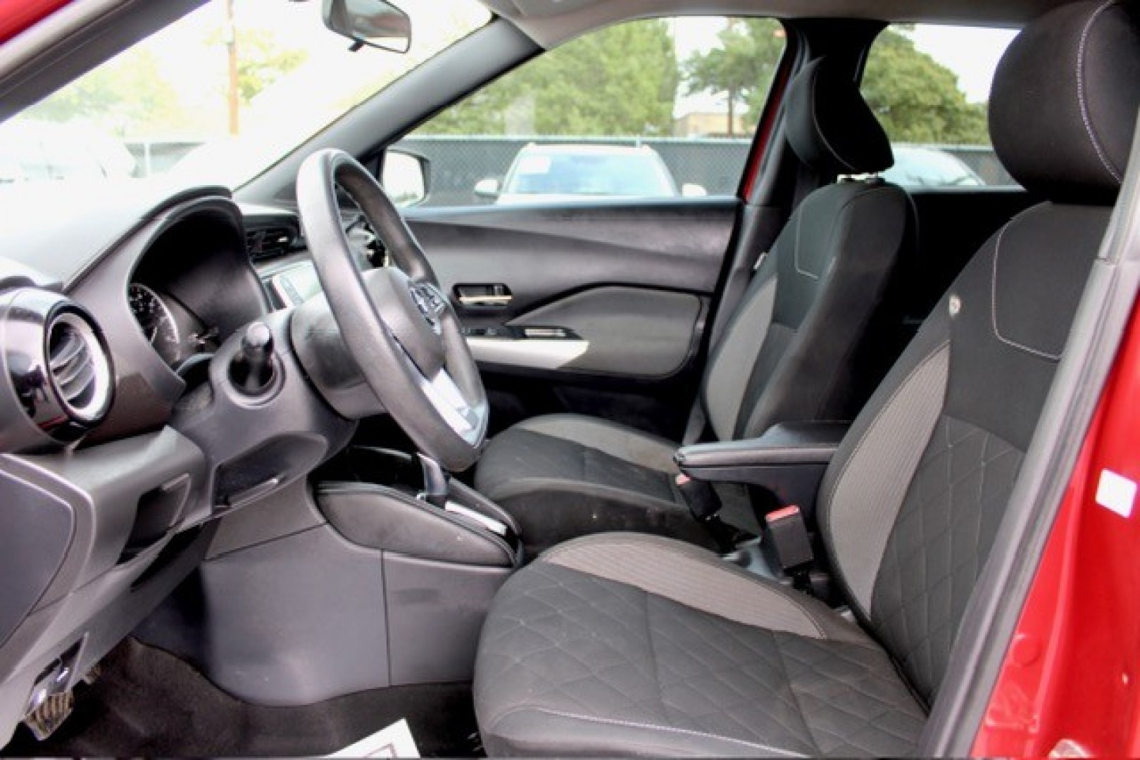 2020 Nissan Kicks SV (3N1CP5CV8LL) with an 1.6L L4 engine, CVT transmission, located at 4110 Avenue Q, Lubbock, 79412, 33.556553, -101.855820- Photo#4